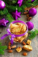 italienische Biscotti-Kekse auf Neujahrstisch.