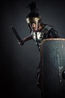 brutaler römischer Legionär mit Schwert und Schild in den Händen