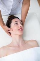 Physiotherapeut macht Nackenmassage foto