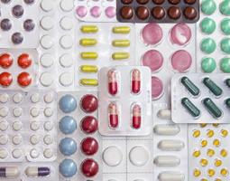 Hintergrund von Tabletten, Kapseln und Vitaminen in Blasen