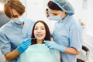 das Mädchen an der Rezeption beim Zahnarzt foto