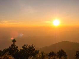 Aussichtspunkt bei Sonnenuntergang in Thailand foto