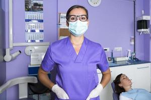 Zahnarzthelferin mit Maske