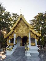 Kirche des thailändischen Tempels mit Sonnenstrahl foto