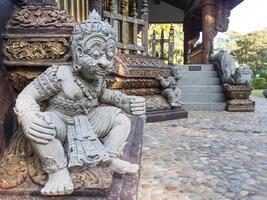 kleine riesige Skulptur im thailändischen Tempel foto