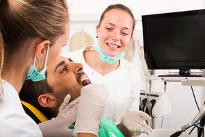 Zahnarzt untersucht die Mundhöhle