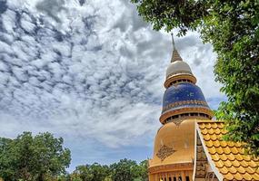 chachoengsao, thailand - 24. mai 2022 wat phra that wayo oder wat huai nam sap. beliebte touristentempel zum beten für segen in thailand foto