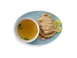 khao mun kai, thailändisches essen, gedünsteter reis mit huhn und suppe. isoliert auf weißem Hintergrund mit Beschneidungspfad. Ansicht von oben foto