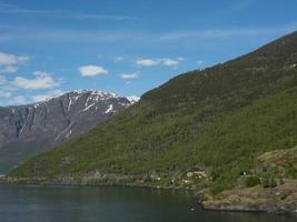 Flam und der Aurlandsfjord in Norwegen foto