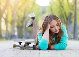 Teenager mit Skateboard foto