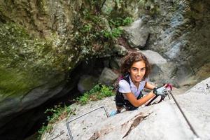 Teenager-Mädchen, eine Leiter klettern foto
