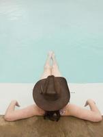 Mädchen mit Cowboy hatte am Pool gelegen
