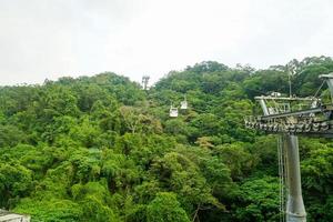 maokong-gondel mit berg herum., taipei, taiwan. foto