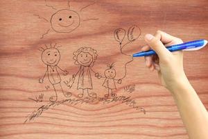 Handzeichnung einer glücklichen Familie auf Holz foto