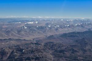 Himalaya-Berge unter Wolken foto