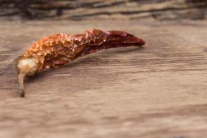 Nahaufnahme des getrockneten Chilis auf dem Holz foto