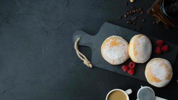 Donuts auf dunklem Hintergrund foto