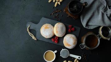 Donuts auf dunklem Hintergrund foto