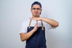 asiatischer Barista-Mann, der mit den Händen eine Auszeit-Geste macht foto