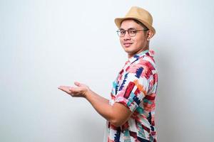 Junger gutaussehender asiatischer Mann mit lässigem Strandhemd, der mit den Fingern zur Seite zeigt, ängstlich und schockiert vor Überraschung und erstauntem Ausdruck foto