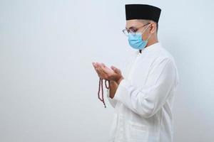asiatischer muslimischer mann, der zur iftar-zeit zu gott betet, ramadan kareem fastenmonatskonzept foto