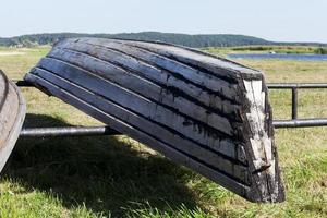 Holzboote werden am Ufer getrocknet foto