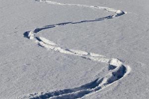 Spuren im Zickzack auf Schneeverwehungen foto