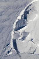 eine große Menge Schnee bildete Schneeverwehungen foto