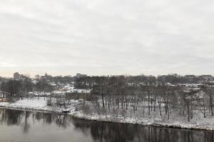 Flussstadt im Winter foto
