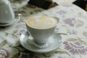 Tasse Kaffee auf der Tischdecke foto