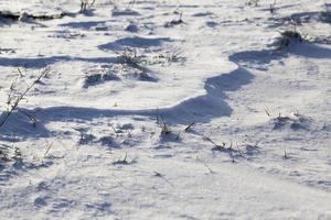 Schneeverwehungen im Feld. foto