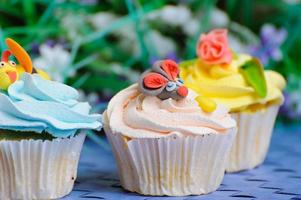 Viele Cupcakes liegen mit den Verzierungen auf dem Kopf foto