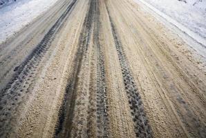 Spuren auf kaltem Schnee foto