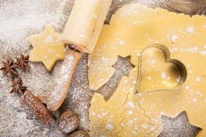 Weihnachtsbacken, Kekse, Nudelholz, Gewürze foto