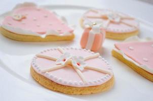 rosa Kekse auf dem Teller foto