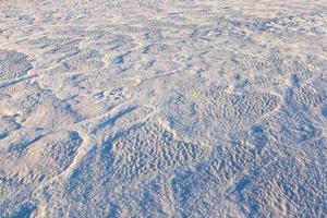 mit Schnee bedecktes Land foto