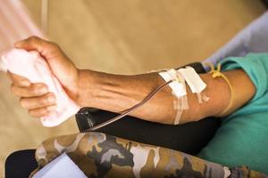 Krankenschwester, die sich um einen Blutspender kümmert foto