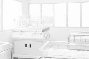 Neugeborenes bedeckt im Inkubator im Krankenhaus nach der Entbindung foto