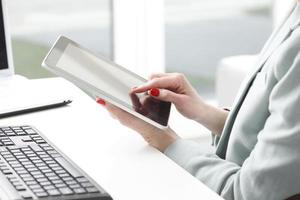 Geschäftsfrau arbeitet an digitalem Tablet. foto