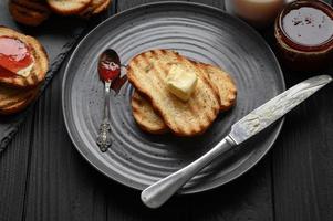 Kontinentales Frühstück mit Kaffee, Toast, Marmelade und Butter. leckerer Kaffeetisch. foto