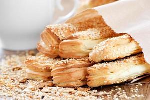 Ein leckeres Brot zum Frühstück auf einem Holztisch foto