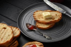 Kontinentales Frühstück mit Kaffee, Toast, Marmelade und Butter. leckerer Kaffeetisch. foto