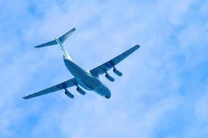 Flugzeug im blauen Himmel. Luftfrachttransport. Flugzeug fliegt foto