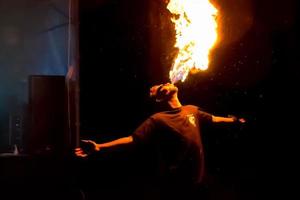 Feuershow auf dem Open Air Festival. Künstler atmen Flamme aus, Feuersäule auf schwarzem Hintergrund - 8. Juli 2015, Russland, Tver. foto