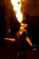 Feuershow auf dem Open Air Festival. Künstler atmen Flamme aus, Feuersäule auf schwarzem Hintergrund - 8. Juli 2015, Russland, Tver. foto
