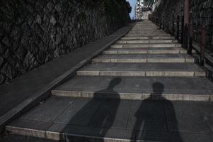 Ich kann die Schatten der beiden Brüder auf der Treppe sehen foto