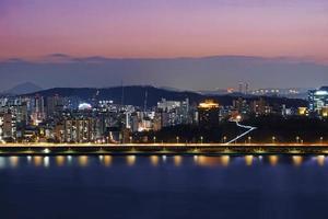 die nachtansicht von seoul und dem fluss han foto