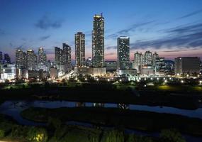 Die Lichter der Stadt bei Nacht sind ein herrlicher Anblick. foto