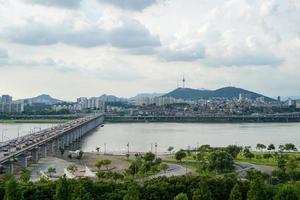 Banpo-Brücke und Namsan-Turm in Seoul foto