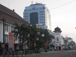 bandung, west java, indonesien, 2022 - morgendlicher blick auf die asia afrika street, bandung foto